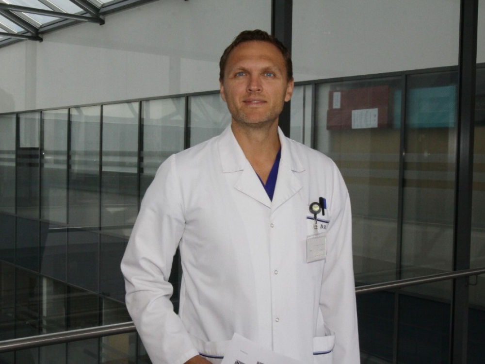 „Blogiausia, kai prisiperkama technikos ir ji dūla kampe. Kai esi patyręs, jau žinai, kokių konkrečiai instrumentų tau reikia, ko trūksta. Jei esi įstaigos, kurioje dirbi, specialybės patriotas, nesitaškysi pinigais, nors jie ir ne tavo. Juk namuose nemėtai kartą panaudotų šaukštų pro langą“, - sako gydytojas otorinolaringologas dr. Darius Rauba.
