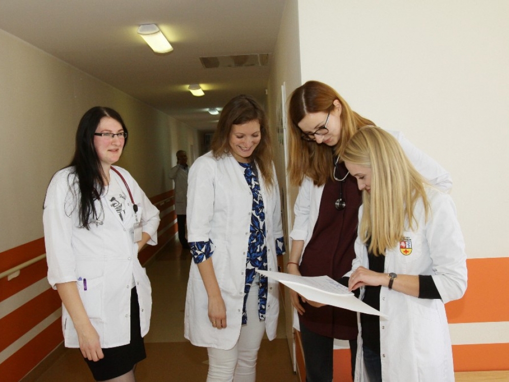 Jaunosios gydytojos patenkintos ir Respublikinėje Kauno ligoninėje sudarytomis sąlygomis tobulėti, ir patyrusių kolegų pagalba. Nuotr. Vaida Ragelytė, Inga Žalienė, Augustina Borutaitė ir Eglė Novičenkaitė.