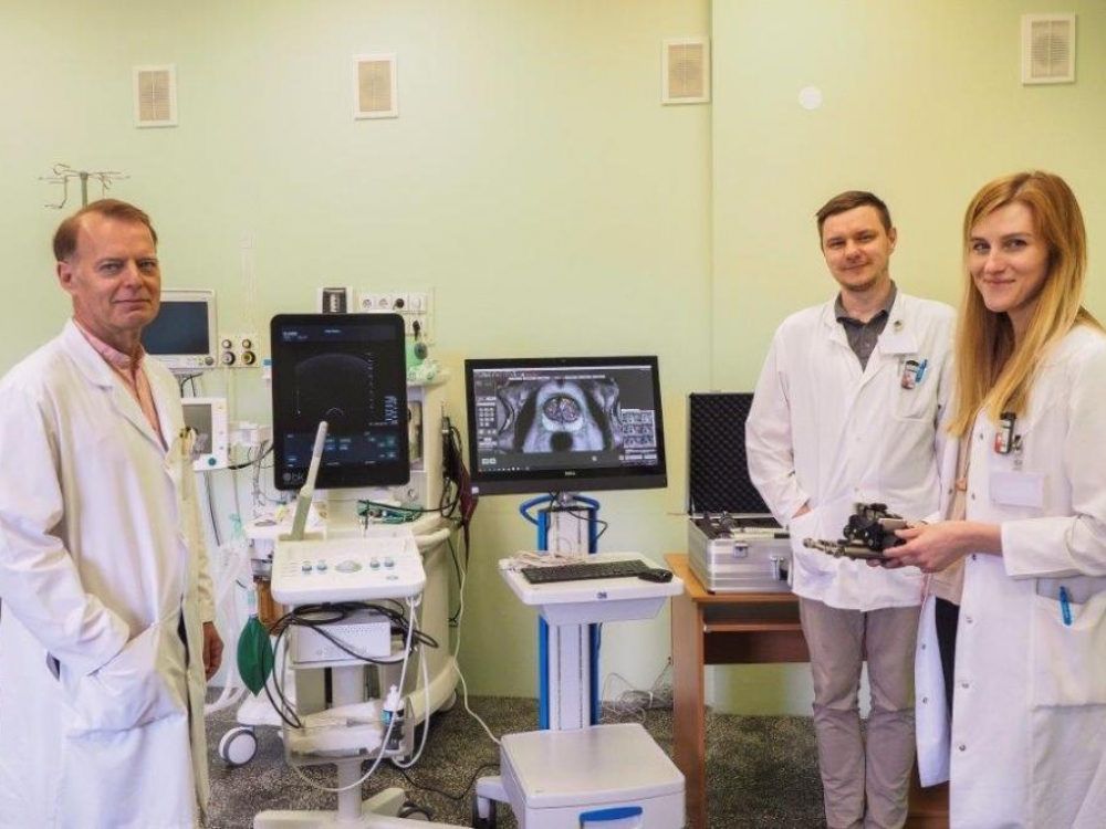 Naują impulsą gydant prostatos vėžį davė naujos kartos ultragarsinis aparatas „Fusion“ su realaus laiko navigacija, leidžiantis vienu metu sulieti visus diagnostinius vaizdus ir duomenis į vieną erdvinį vaizdą. Ultragarso ir magnetinio rezonanso vaizdų sintezė padeda itin tiksliai atlikti biopsijas, paimti mėginius kuo mažiau žalojant prostatą ir gauti tikslią diagnozę.  Nuotr. - Brachiterapijos sk. vedėjas dr. Ernestas Janulionis, medicinos fizikas Kęstutis Akelaitis, onkologė radioterapeutė Rūta Austėja Lenkaitytė.