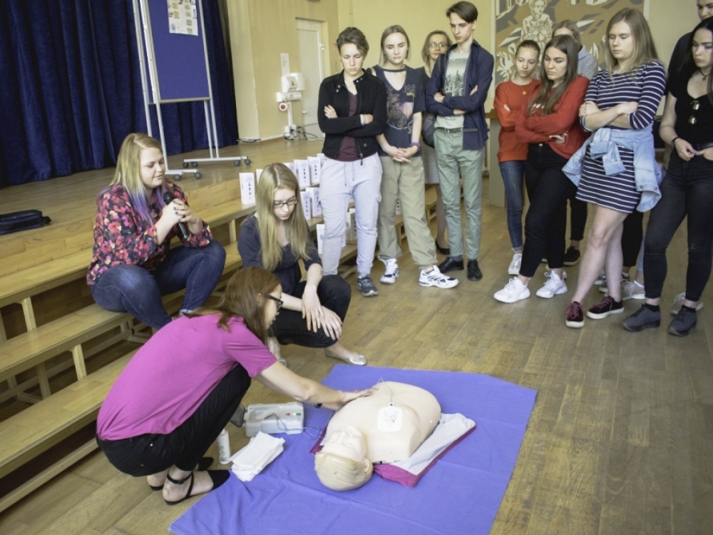 Vilniaus moksleiviai mokyti, kaip atlikti vaikų ir suaugusiųjų pradinį gaivinimą bei panaudoti automatinį išorinį defibriliatorių.