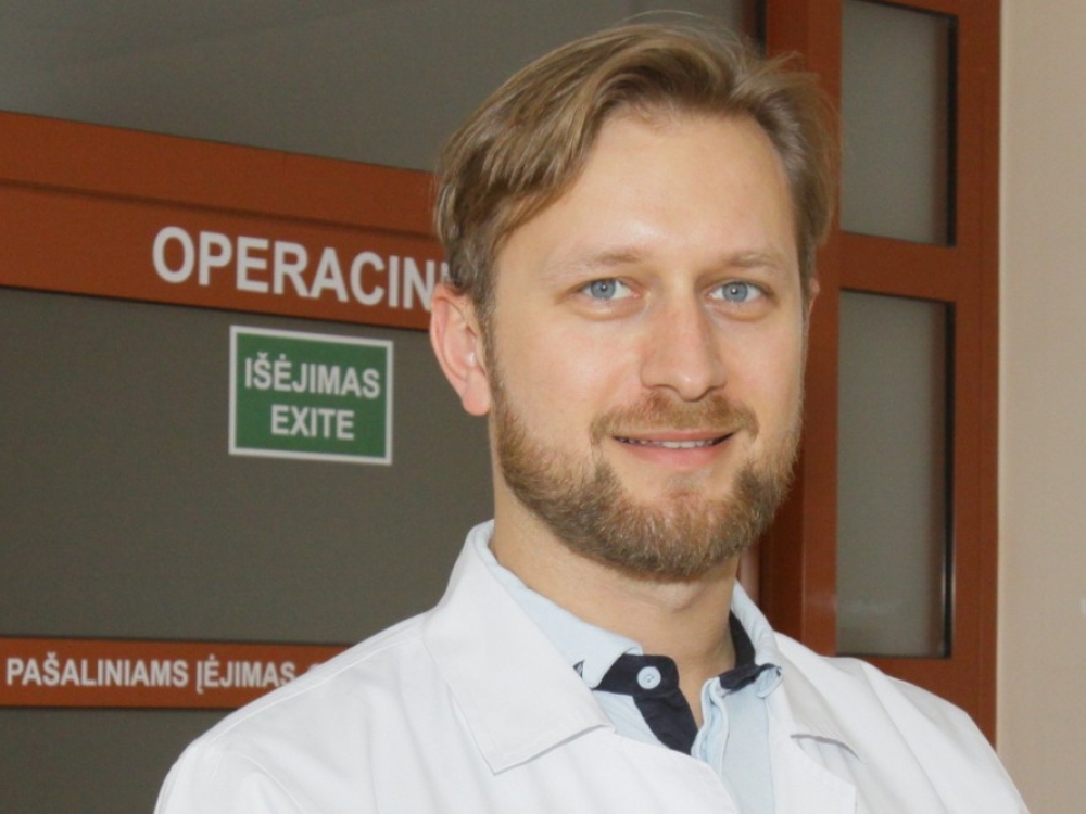„Jei net ir esant pačiai beviltiškiausiai situacijai paaiškini pacientui, kad turėtų vertinti laiką, kurį išgyvens, priimti gydymą, kuris pratęstų gyvenimą, žmonės įgyja šiek tiek optimizmo“, - sako Nacionalinio vėžio instituto urologas Aušvydas Patašius.