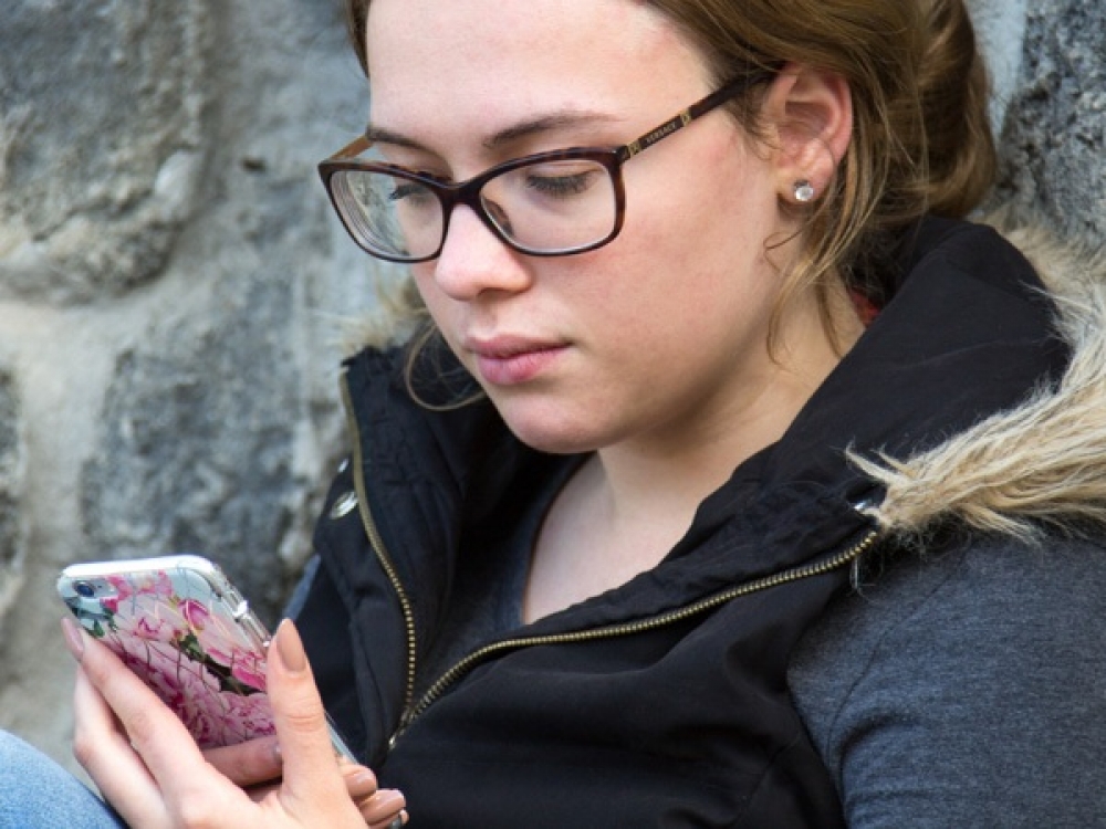 Tyrimai rodo, jog paaugliai, kurie praleidžia kasdien 5 ir daugiau valandų naudodami išmaniuosius įrenginius ar naršydami internete, dažniau pasižymi depresijos požymiais ir dažniau turi suicidinių minčių.