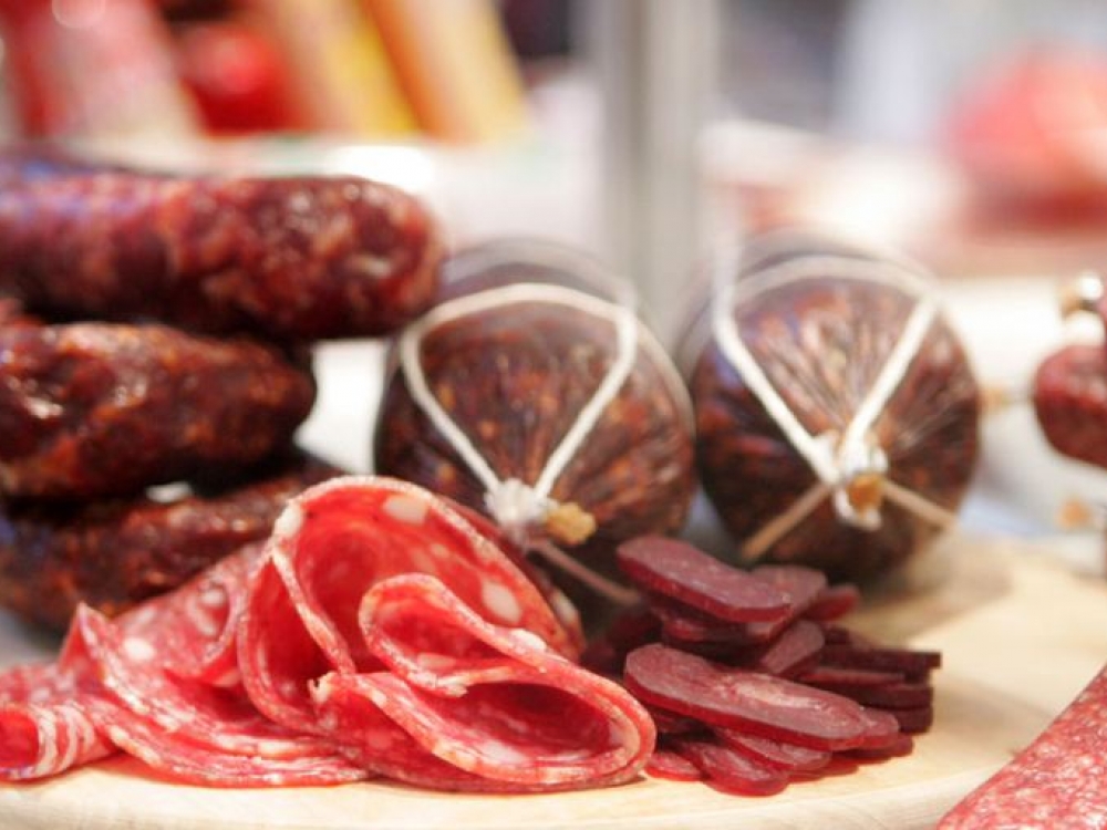 Perdirbti mėsos gaminiai turi daug sočiųjų (gyvūninės kilmės) riebalų, kurie didina ne tik širdies ligų ir cholesterolio koncentraciją kraujyje, tačiau ir krūties, prostatos bei kitų vėžio rūšių riziką.