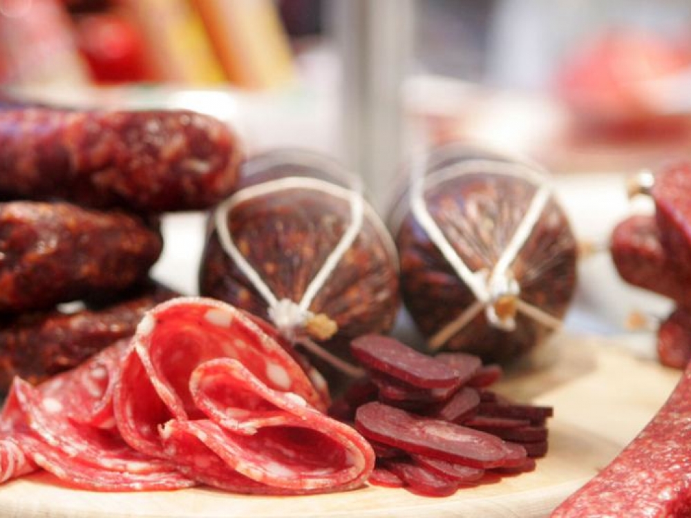 Perdirbti mėsos gaminiai turi daug sočiųjų (gyvūninės kilmės) riebalų, kurie didina ne tik širdies ligų ir cholesterolio koncentraciją kraujyje, tačiau ir krūties, prostatos bei kitų vėžio rūšių riziką.