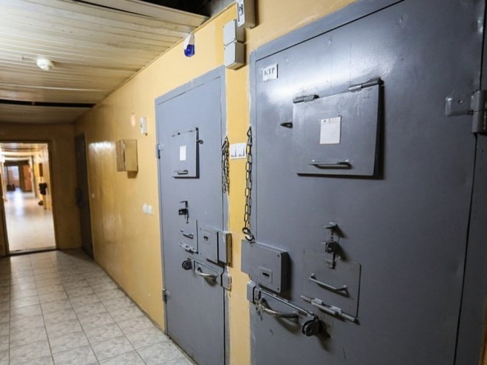 Šiuo metu, pagal Bausmių vykdymo kodeksą (BVK), pataisos įstaigose veikia psichologinės tarnybos. Pagal naują tvarką, jų nebelieka ir nėra aišku, kas bus atsakingas už įstatyme numatytas psichologines paslaugas kaliniams ir darbuotojams.