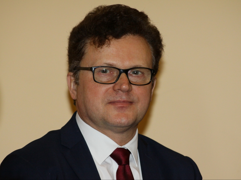 „Kaip rodo tyrimai, daugiau kaip 80 proc. lietuvių mityba netinkama, net ir tų, kurie serga širdies ir kraujagyslių ligomis, o pastarųjų daugiau kaip 50 proc. Lietuvos gyventojų, - pabrėžia profesorius Rimantas Stukas. - Todėl kaip kompensacija medžiagų, kurių turėtume gauti su maistu, bet negauname, yra maisto papildai.“ 