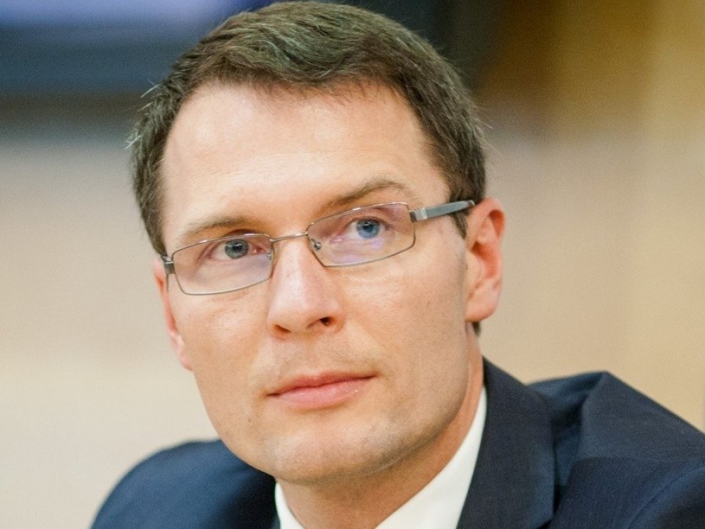 „Su sveikatos apsaugos ministru sutarėme ir skubiai teikiame Sveikatos draudimo įstatymo pataisos projektą Vyriausybei, kad kitąmet visos infekcinės ligos, tarp jų – ŽIV, Hepatitas B ir tuberkuliozė, būtų apmokama iš PSDF (Privalomojo sveikatos draudimo fondo – BNS) lėšų. Tuomet nekiltų problemų. Manau, jei ne kitą, tai dar kitą posėdį tokį projektą pateiksime“, – BNS sakė teisingumo ministras Elvinas Jankevičius.