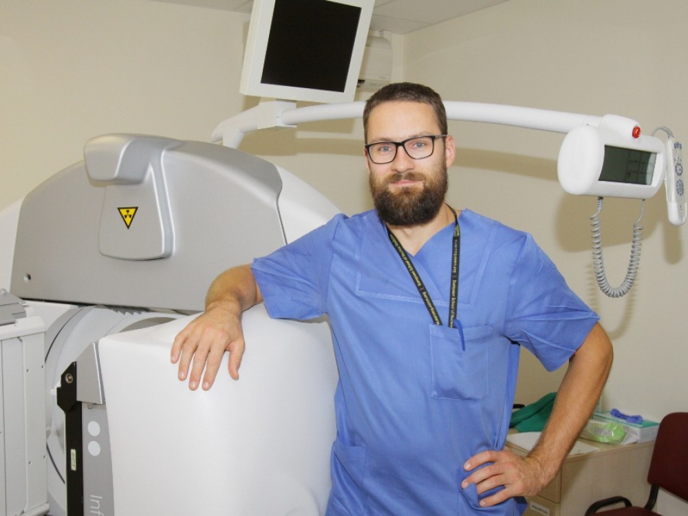 „Nors ir nesmagu lyginti specialybes, bet neatrodo adekvatu, jei darbininkas, dėliodamas plytą ant plytos, gauna daugiau nei gydytojas, kuris po mokyklos mokėsi dar dešimt dvylika ar daugiau metų“, - sako VUL Santaros klinikų Radiologijos ir branduolinės medicinos centro gydytojas radiologas Donatas Jocius.