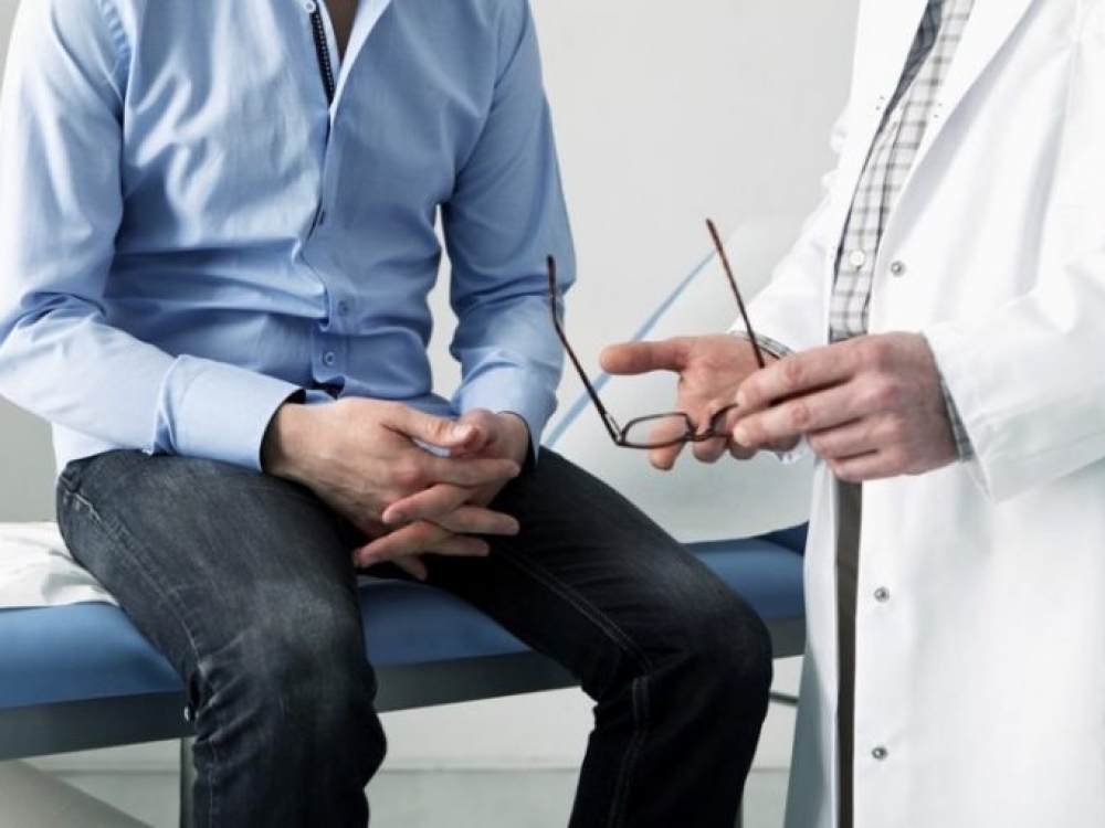 Penkiasdešimties metų amžiaus sulaukusiems vyrams PSA tyrimas šeimos gydytojo kas dvejus metus yra atliekamas nemokamai. Jei prostatos vėžiu sirgo tėvas, senelis, pasitikrinti reikėtų jau nuo 45-erių.