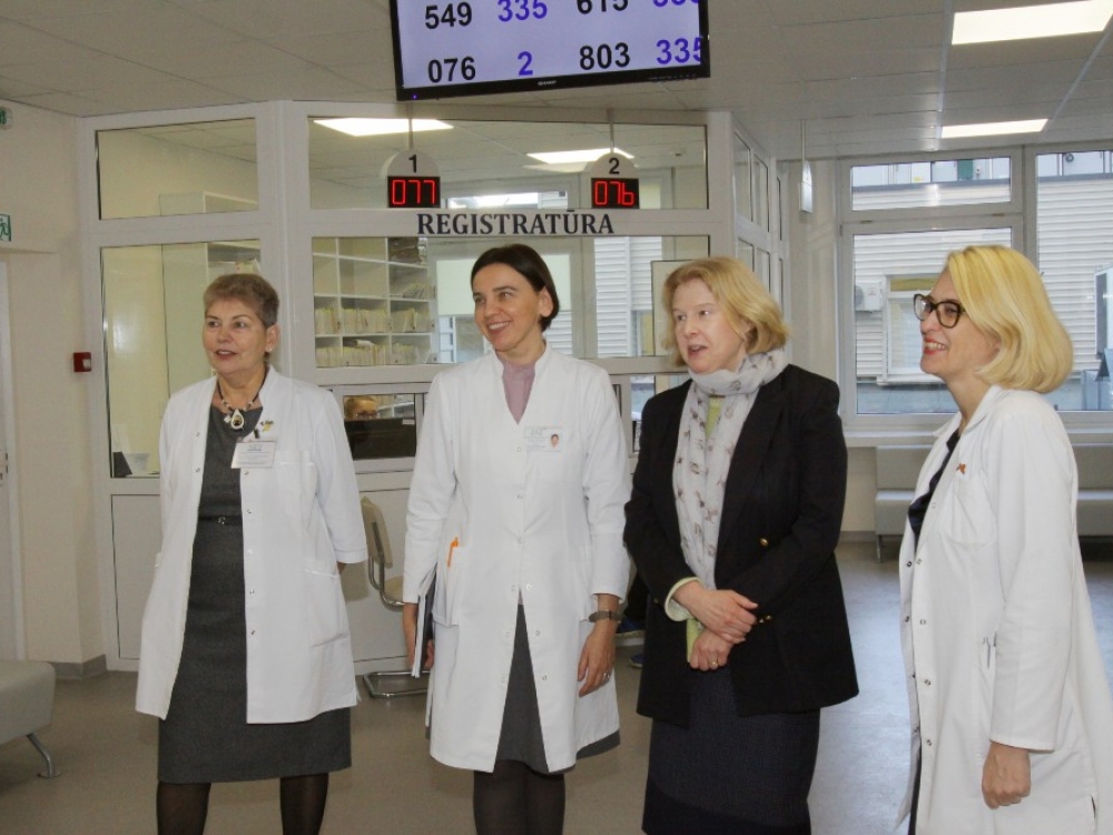 Konferencijos išvakarėse apsilankiusi NVI lietuvių kilmės pasaulinio lygio ginekologinio vėžio gydymo ekspertė, dirbanti viename garsiausių Dana Farber Vėžio institutų JAV, profesorė U.Matulonis (nuotr. – antra iš dešinės) išsakė daug gražių atsiliepimų apie atsinaujinusį NVI Chemoterapijos skyrių ir to svarbą čia besigydantiems ligoniams.  