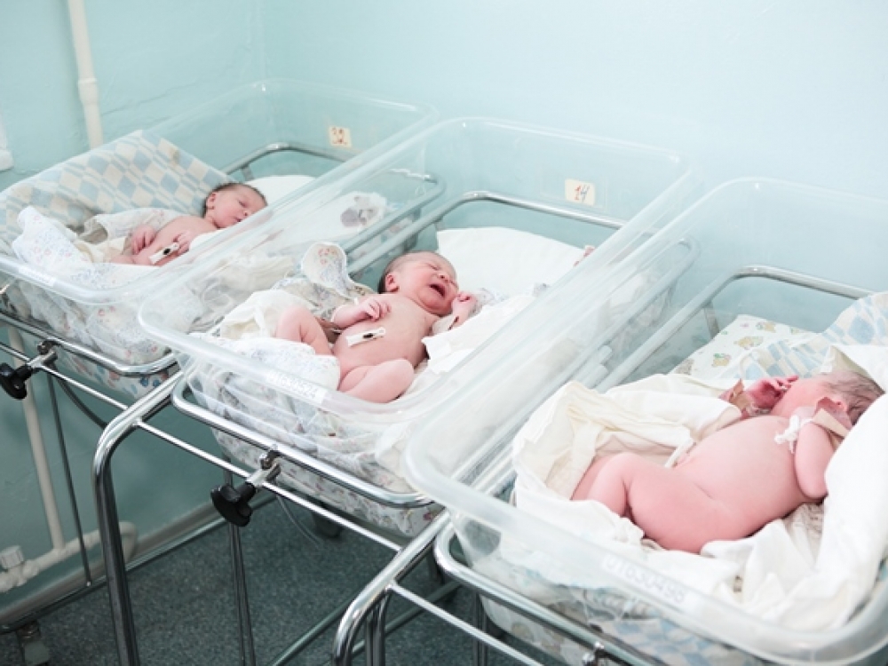 Daugelio šalių mokslininkai kelia klausimą, ar Vyriausybės apskritai gali ką nors padaryti gerindamos gimstamumą šalyse? Ar piniginės išmokos, kitos lengvatos iš tikrųjų daro įtaką gimstamumo augimui ar vis dėlto viskas atsiremia į žmonių įsivaizdavimą apie darbą, šeimą ir idealų vaikų skaičių.