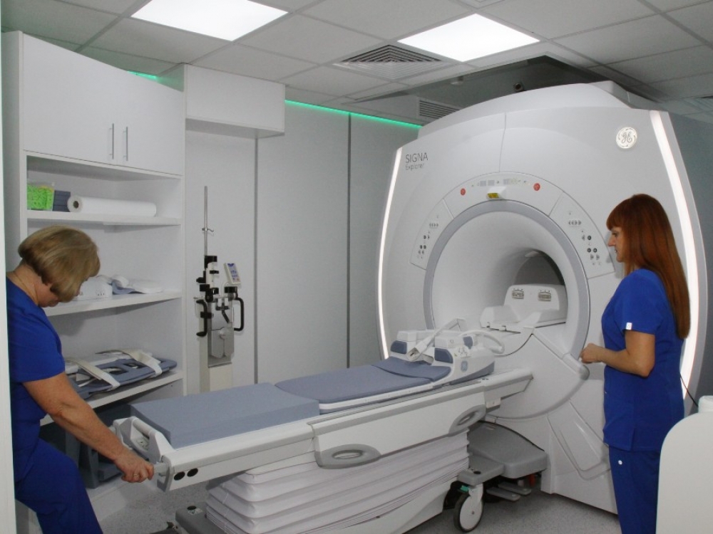 Nuo šiol atlikti magnetinio rezonanso tomografijos tyrimus Druskininkų ir aplinkinių savivaldybių gyventojams nebereikės važiuoti į Vilnių ar Kauną. „Affidea Lietuva“ radiologinės diagnostikos centras pradėjęs veikti modernus 1,5 teslos galingumo magnetinio rezonanso tomografo (MRT) aparatas – tai „auksiniu standartu“ pasaulyje laikoma įranga.