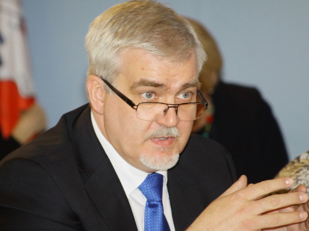 „Susidarytų paradoksali situacija, pas populiarų specialistą prisiregistravę daug žmonių, ir mes bausim gerai dirbantį, populiarų  gydytoją, įstaigą už gerą darbuotoją. Nes gali būti, kad kitas gydytojas, pas kurį niekas nenori eiti, eilės nėra, jis kaip ir vykdytų šį reikalavimą“, – sakė Seimo Sveikatos reikalų komiteto narys „valstietis“ Darius Kaminskas.