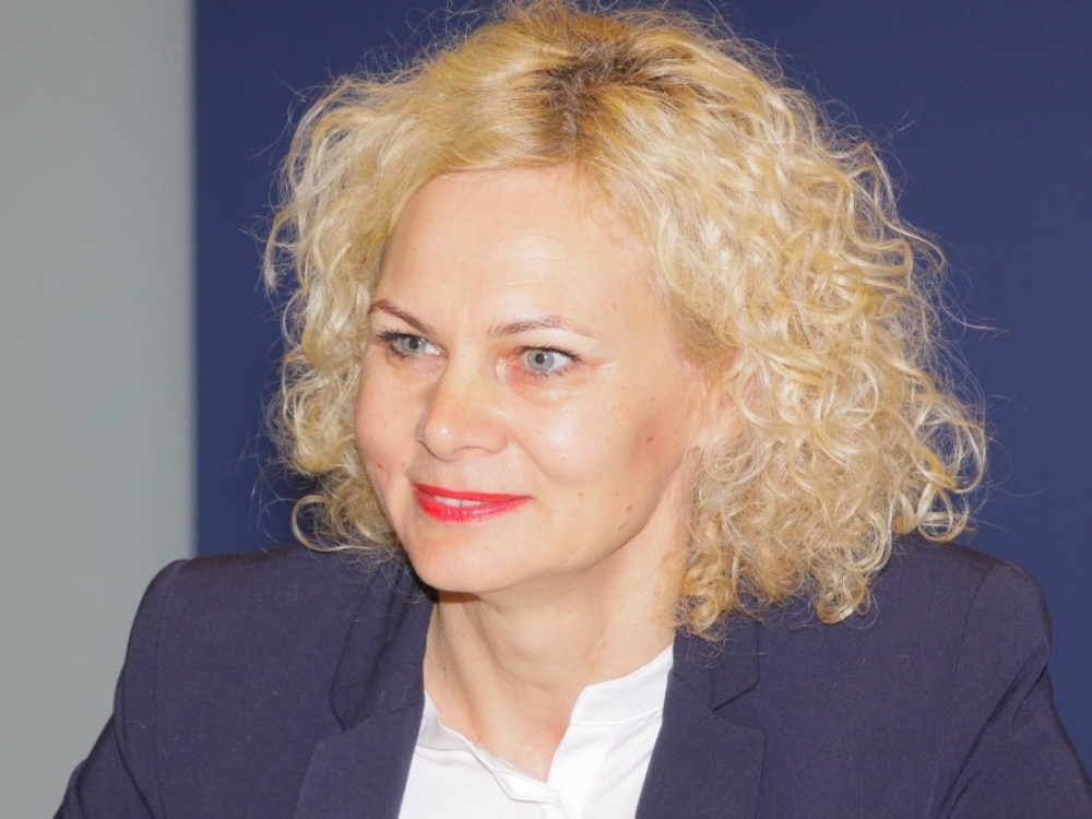 „Svarbus rodiklis – vartotojų indeksas, nurodantis, kaip gyventojai pasitiki sveikatos apsaugos sistema. Esame trisdešimt pirmoje vietoje iš trisdešimt keturių šalių. Vadinasi, žmonės yra nepatenkinti paslaugų kokybe“, - sako Valstybės kontrolės Visuomenės gerovės audito departamento pavaduotoja Vilma Maslauskienė.