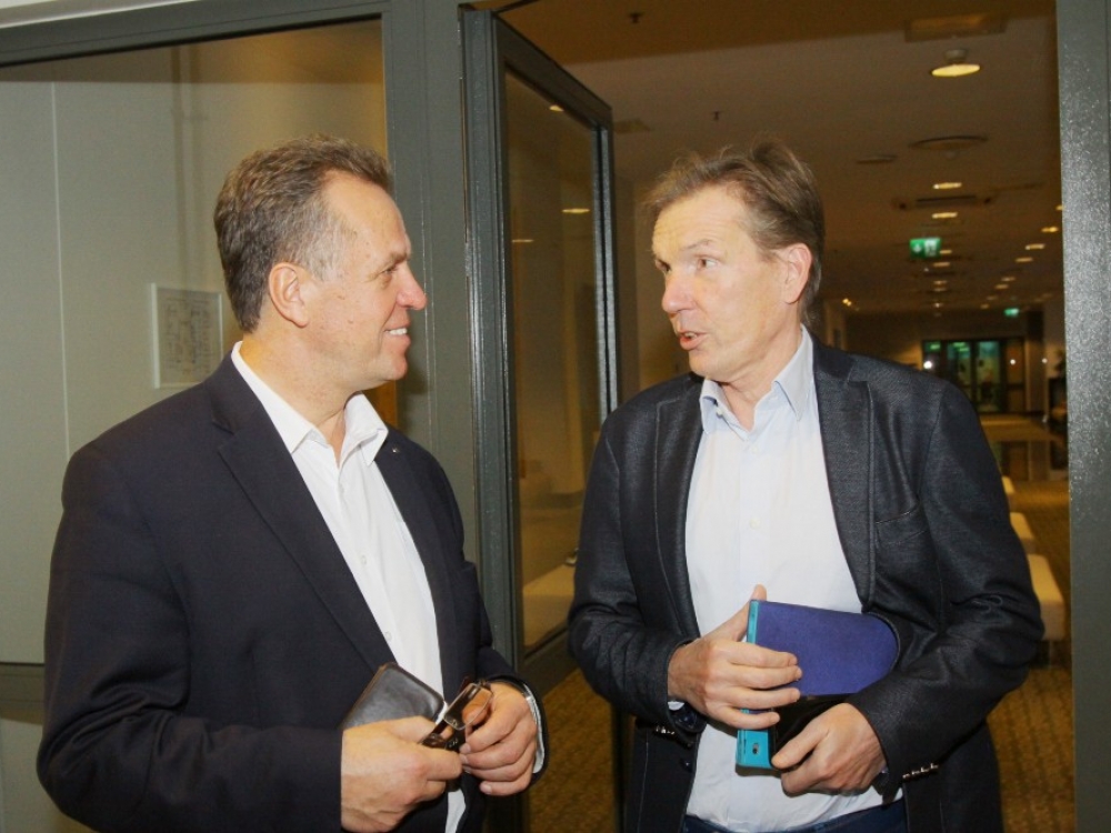 Gydytojas ginekologas prof. Frank Lüdicke (nuotr. dešinėje), aštuonerius metus dirbantis „Philip Morris International“ Mokslų ir inovacijų padalinyje ir vadovaujantis Medicinos skyriui, sako, jog jam, kaip medikui, nebuvo lengva ryžtis pradėti dirbti tabako pramonėje. Net ir dabar sako gana sunku kolegoms gydytojams kalbėti apie tabako pramonės kuriamus alternatyvius įprastinėms cigaretėms produktus ir taip prisidėti prie rūkymo žalos mažinimo. Apie vykdomus tyrimus, gautus jų rezultatus profesorius pasakojo lietuvių medikams. Seminaro iniciatorius prof. Pranas Šerpytis sako, kad medikams šiandien trūksta žinių apie tai, kaip padėti rūkantiems atsikratyti šios priklausomybės, kaip ir trūksta žinių apie kuriamas alternatyvas. 