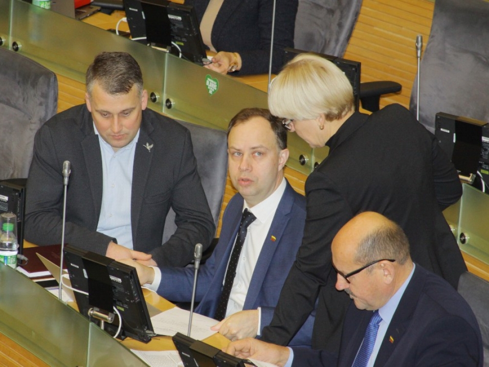 Sveikatos apsaugos ministro Aurelijaus Verygos inicijuojama ligoninių tinklo pertvarka atidedama pavasariui, tai yra po savivaldos rinkimų. Tai jis savo socialinio tinklo „Facebook“ paskyroje paskelbė dar prieš valdančiųjų „valstiečių“ frakcijos posėdį Seime.