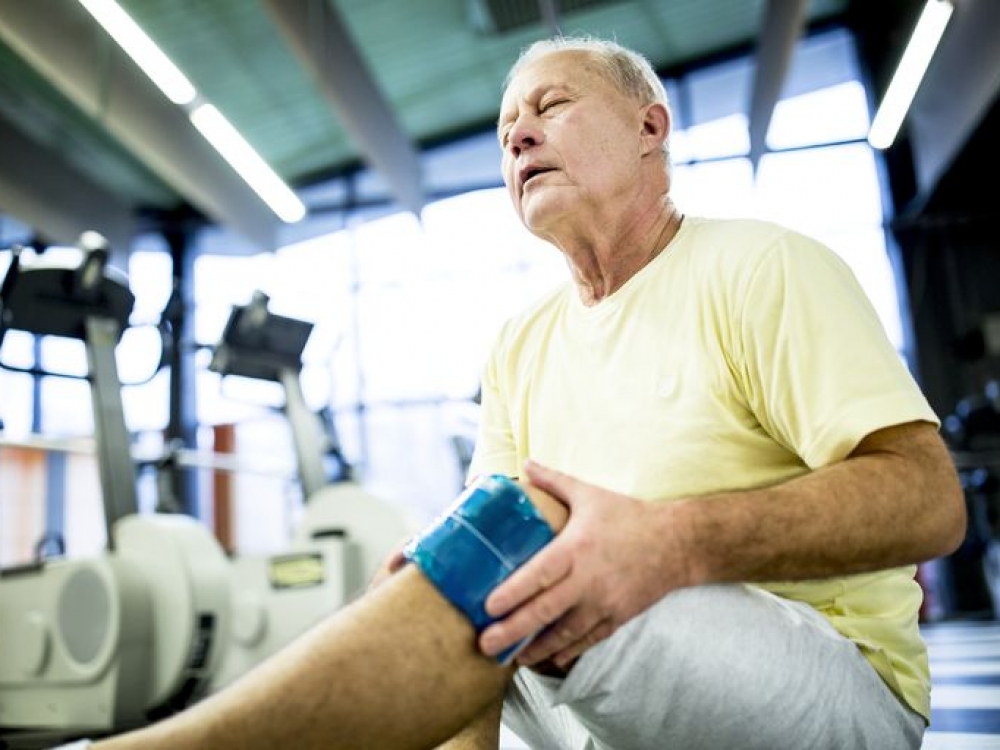 Jei sportuodami patyrėte traumą, geriausias vaistas - pažeistos galūnės ramybė ir šaltis. Jis padeda mažinti tinimą. Naudojami ir įvairūs geliai su priešuždegiminėmis medžiagomis, kurios malšina skausmą, uždegimą, patinimą. Jokiu būdu negalima naudoti šiltų kompresų.
