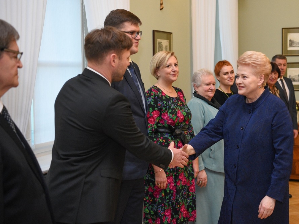 Po pasitarimo pas prezidentę profesinės sąjungos vadovas Andrius Navickas sakė išgirdęs šalies vadovės raginimą nutraukti streiką. Jis teigė, kad sprendimą dėl būdų keisti protesto formą profsąjunga priims, kai sulauks teigiamo Vyriausybės atsako į jų raginimus ir pamatys pačios Dalios Grybauskaitės pataisas. Lietuvos Respublikos Prezidento kanceliarijos nuotr./R.Dačkus