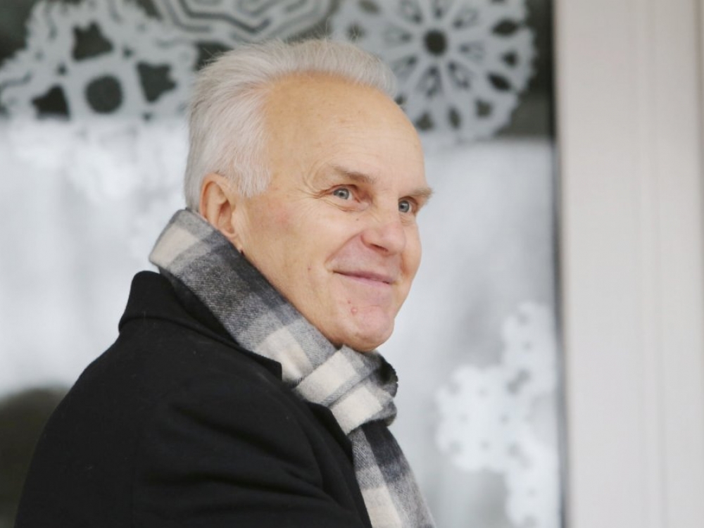 „Kokia tu mokykla, koks tu mokyklos direktorius, jei už tau skirtus pinigus brandaus kapitalizmo sąlygomis negali pats susirasti, kas tau padėtų išspręsti, pavyzdžiui, mokyklos kompiuterizavimo problemas? Kodėl kažkokie įslaptinti ekspertai turi nuspręsti, kad šita knyga yra vadovėlis, o šita – nėra? Rinka nuspręs!“, - vienas KTU gimnazijos įkūrėjų ir buvęs ilgametis direktorius Bronislovas Burgis.