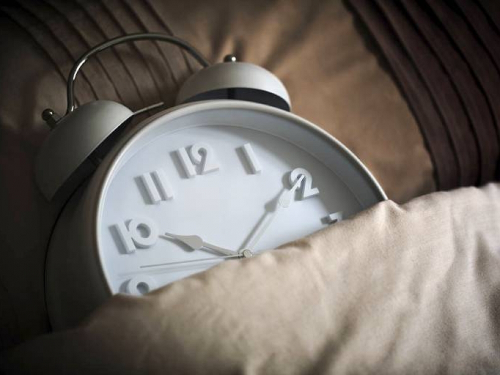 Pagrindinis bioritmų reguliatorius yra melatoninas – miego hormonas.  Dėl to specialistai ragina nepamiršti tinkamos miego higienos: eiti miegoti tuo pačiu metu, išvėdinti patalpas, bent valandą nesinaudoti „ekranais“, pavalgyti kelios valandos iki miego.