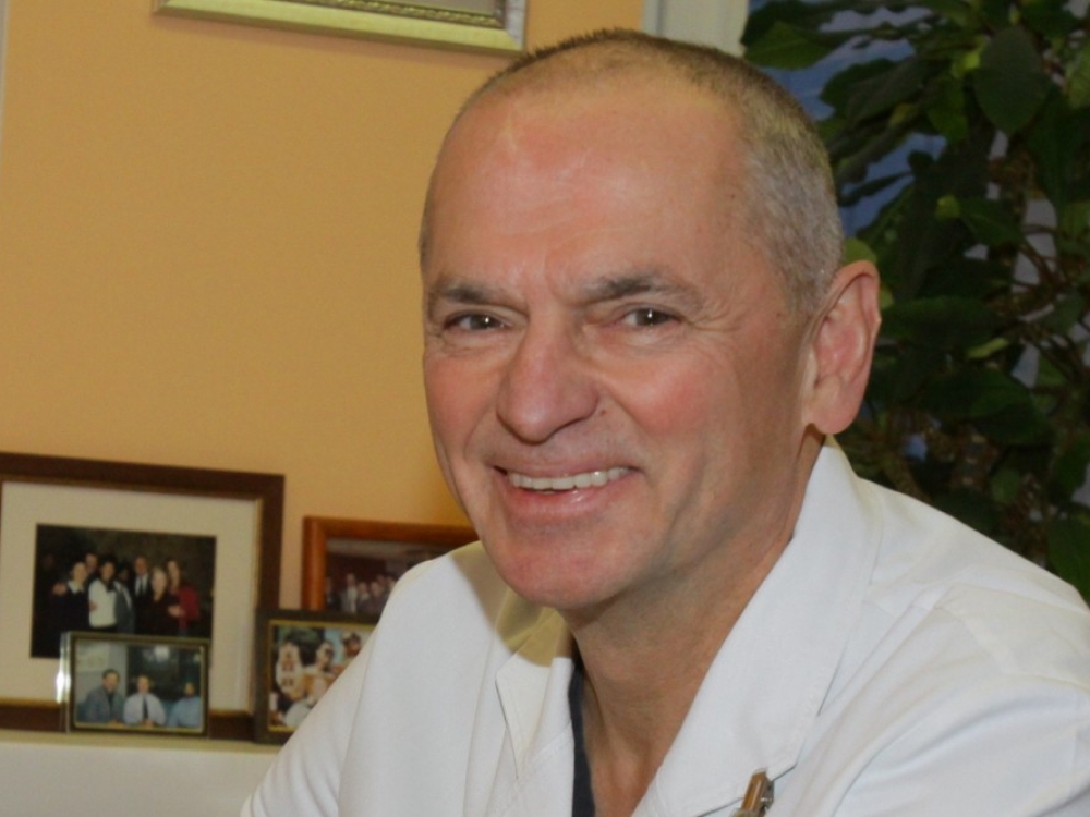 „Yra tekę operuoti plaštaką iš viso be pirštų. Prie jos prisiuvau du kojos pirštus, kad pacientas galėtų bent ką nors suimti. Kartą po sprogimo metu patirtos traumos vaikino plaštakoje buvo likęs tik vienas, penktasis pirštas, bet puikiai pavyko persodinti du kojos pirštus“, - Respublikinės Vilniaus universitetinės ligoninės Plastinės ir rekonstrukcinės chirurgijos skyriaus vedėjas Gediminas Rauba.