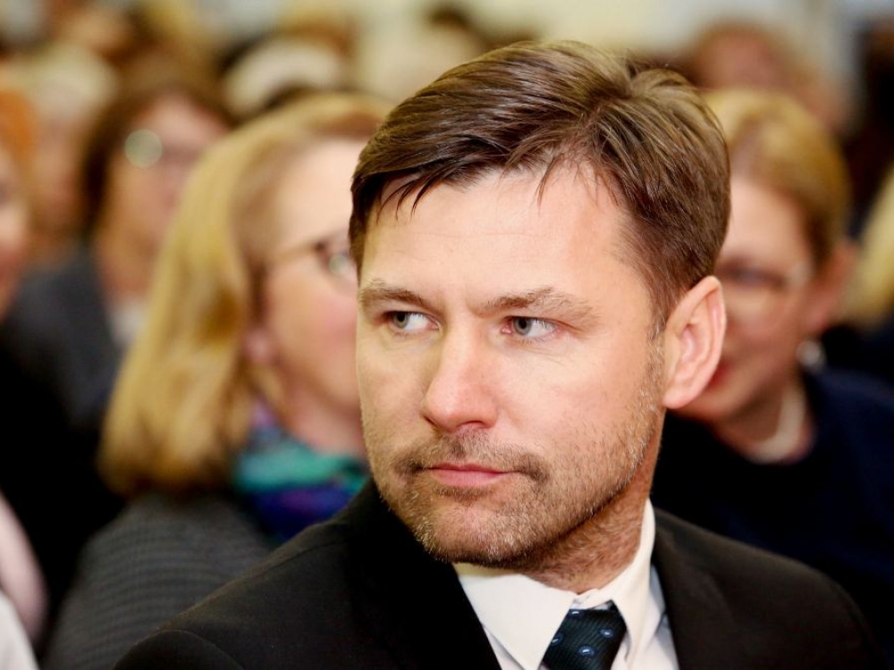 „Kas bus, jei su mokytojais nebus tariamasi ir nebus susitarta? Jie tiesiog išeis iš mokyklų, o ugdymo proceso kokybė priklauso ne nuo klasių sienų spalvos, ne nuo kompiuterių kiekio, bet nuo mokytojo gebėjimų, darbo kokybės“, - sako Lietuvos švietimo darbuotojų profsąjungos vadovas Andrius Navickas.