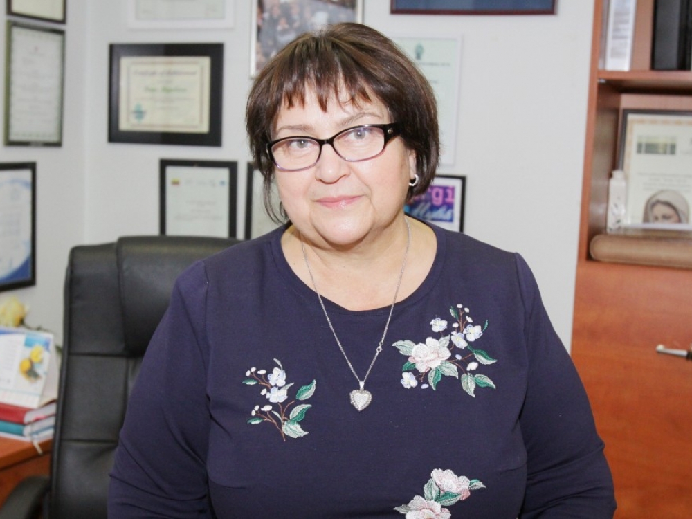 „Pažiūrėkime, kas vyksta kaimuose, mažesnėse gyvenvietėse, savivaldybėse. Kai kur netgi nėra dienos centrų. Kaip tada mama arba tėtis gali dalyvauti darbo rinkoje, jei nėra kur palikti neįgalaus vaiko? Raskite darbdavį, kuris sakytų: tu gali dirbti laisvu grafiku arba tave samdau tik keturiomis valandoms. Taip nebūna!“ – sako Lietuvos sutrikusio intelekto žmonių bendrijos „Viltis“ vadovė Dana Migaliova.