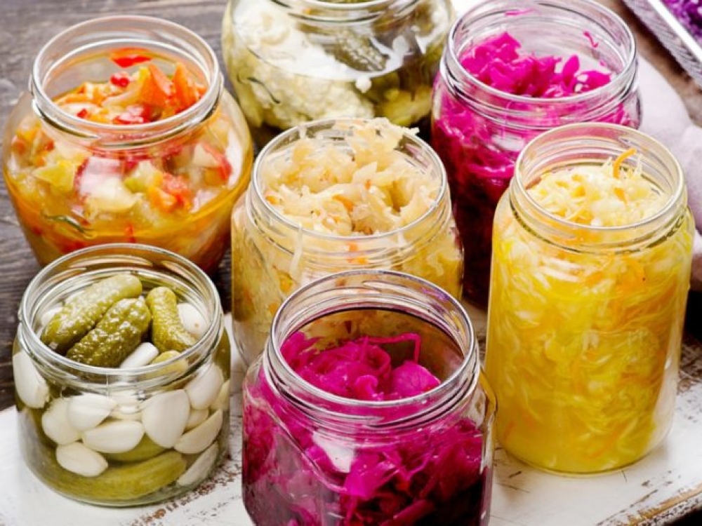 Mokslininkai įrodė, kad raugintos daržovės bei rauginti produktai, įtraukti į kūno masę mažinančių žmonių racioną, labai pagerina rezultatus.