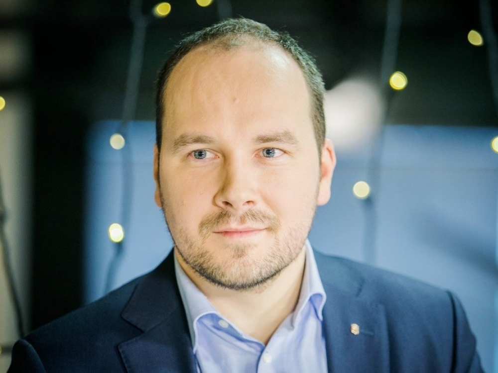 „Žmonių charakterius formuoja ne genai, o paskatų sistema. Juk kuo griežtesnis teisėjas žaidimo aikštelėje, tuo labiau žaidėjai paiso taisyklių. Kai kova reglamentuojama prastai, atsiranda ir paskatų, ir galimybių žaisti pro pirštus. Prasideda kova be taisyklių“, - sako vyriausiasis „Luminor“ banko ekonomistas, dr. Žygimantas Mauricas.