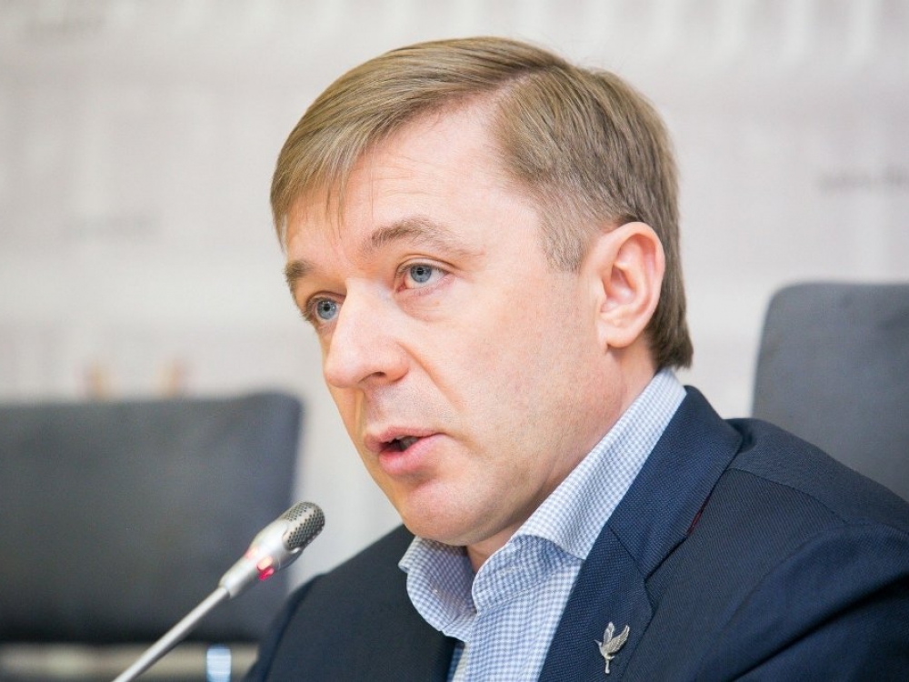 „Valstiečių“ lyderio Ramūno Karbauskio teikiamame projekte numatyta nustatyti reikalavimą sveikatos priežiūros įstaigų vadovams, vadovų pavaduotojams, padalinių ir filialų vadovams, vyriausiesiems finansininkams, buhalteriams būti nepriekaištingos reputacijos.