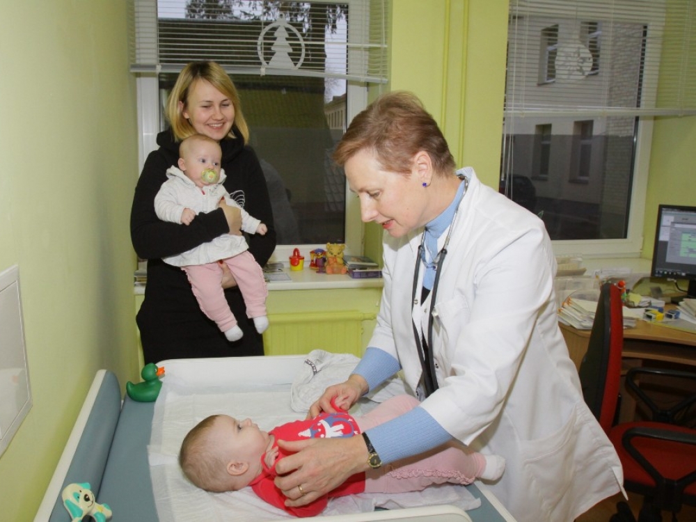 Dvynukės Saulėja ir Olivija ramios šeimos gydytojos Nidos Laukaitienės rankose. „Jau seniai lankausi pas šią gydytoją ir ne kartą įsitikinau, kad ji itin rūpestinga ir gera specialistė“, - sakė dvynukių mama Eglė Pukelevičiūtė.
