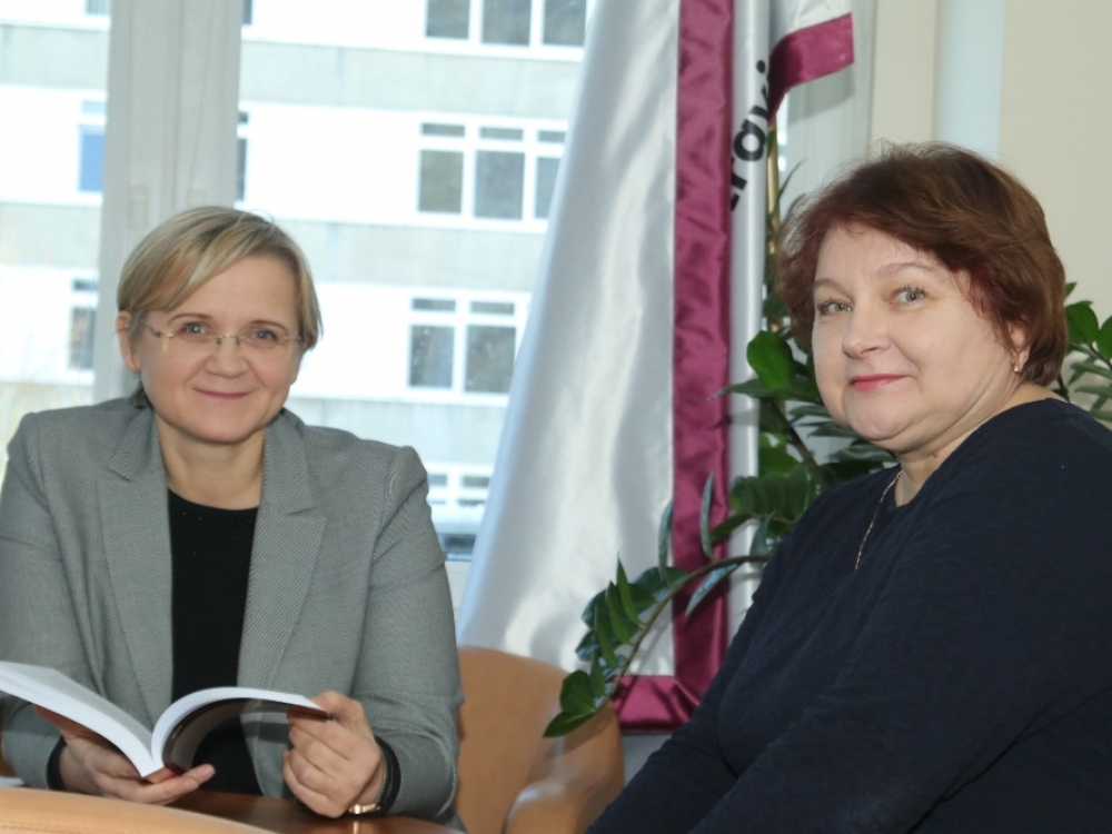 „Atsakant į klausimą, kas yra geras sveikatos sektoriaus vadybininkas, galima būtų pasakyti, kad tai yra gydytojo išsilavinimą ir vadybininko magistro diplomą turintis žmogus“, - sako Vilniaus universiteto Ekonomikos ir verslo administravimo fakulteto dekane prof. Aida Mačerinskiene (kairėje). Greta - fakulteto dėstytoja doc. dr. Jolanta Žemguliene.